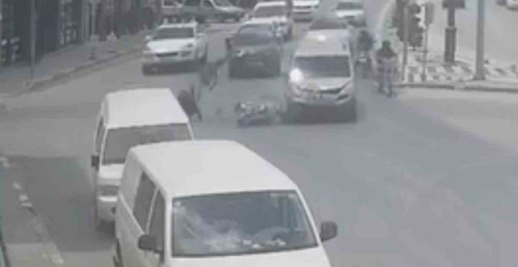 Karaman’da kavşakta motosiklet ve hafif ticari araç çarpıştı, 2 kişi yaralandı