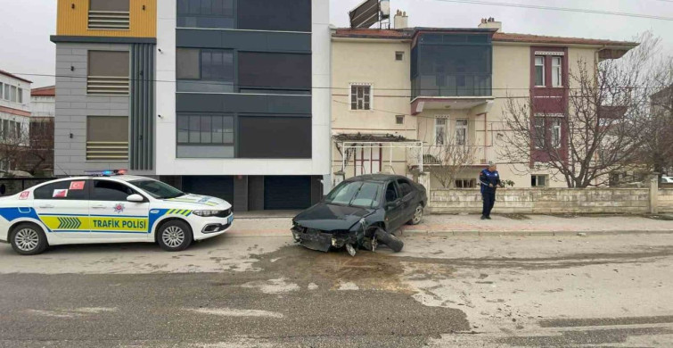 Karaman'da Kontrolden Çıkan Otomobil Kaldırıma Çıktı