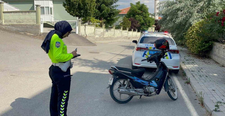 Karaman’da motosiklet devrildi, 3 kişi yaralandı