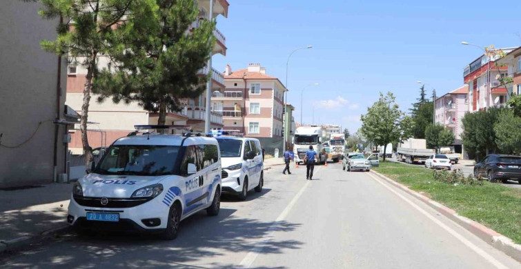 Karaman'da otomobil tıra arkadan çarptı: 1'i ağır 3 yaralı