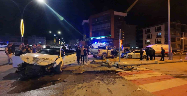 Karaman'da Otomobil ve Pikap Çarpıştı, 6 Yaralı