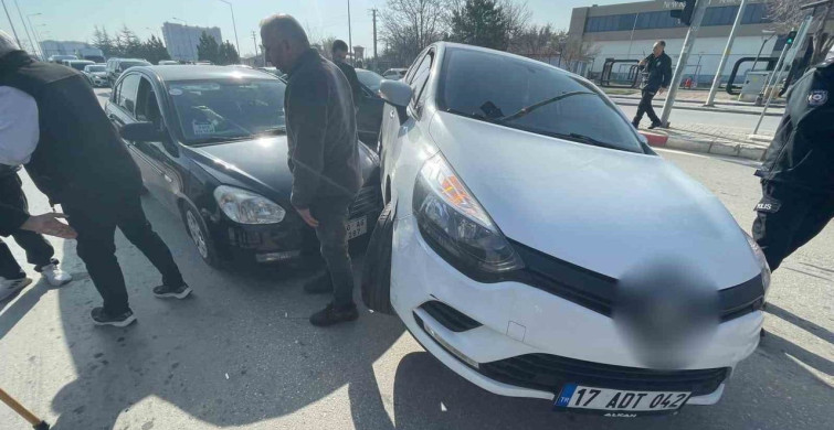 Karaman'da Trafik Kazası: İki Otomobil Çarpıştı