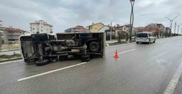 Karaman'da Trafik Kazası: Kamyonet Devrildi, 2 Yaralı
