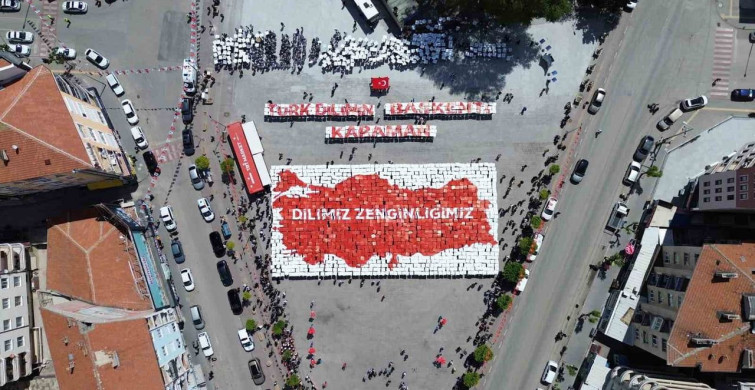 Karaman'da 'Yürüyen Sözlük' Etkinliği Renkli Görüntülerle Gerçekleşti