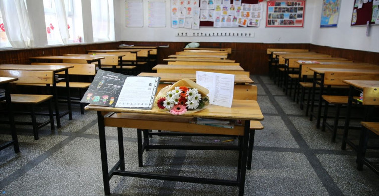 Kardeşlerin Karneleri Sıralarına Çiçeklerle Bırakıldı