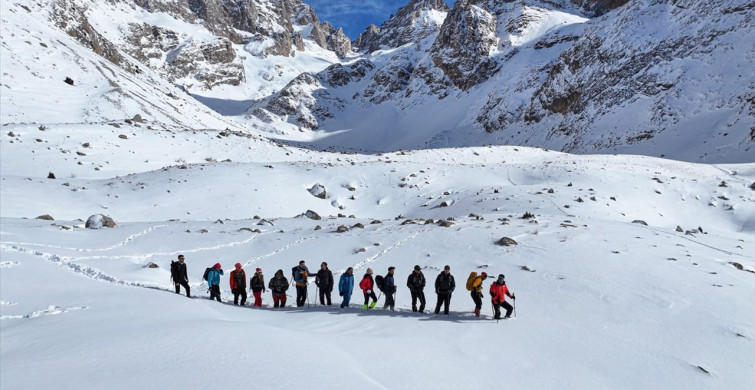 Karla Kaplı Aladağlar'da Doğa Sporları Tutkunları Zorlukların Üstesinden Geliyor