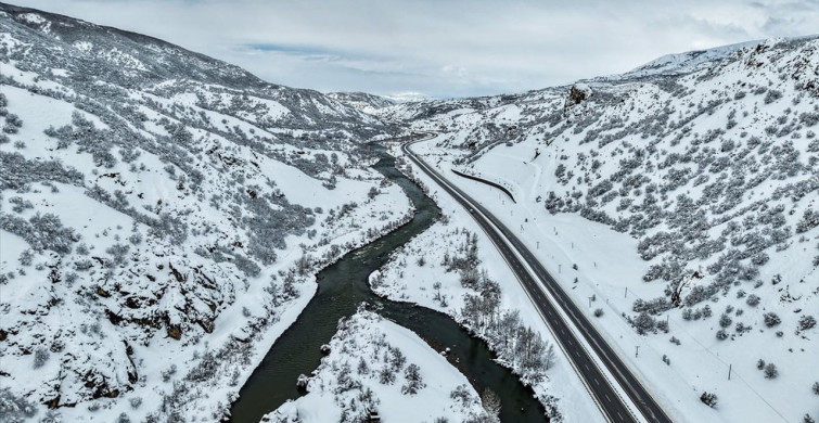 Karla Kaplı Karasu Nehri'nin Büyüleyici Görüntüleri