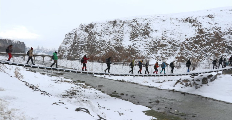Karla Kaplı Murat Kanyonu: Kış Aylarında Doğa Tutkunlarına Eşsiz Bir Rota