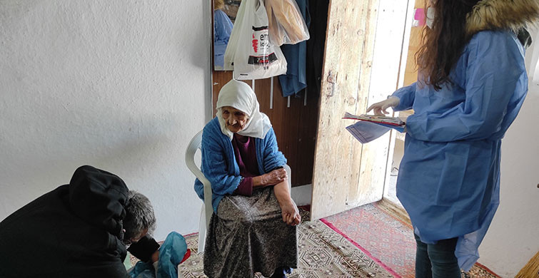Karlı Yolları Aşarak Aşı Yapıyorlar