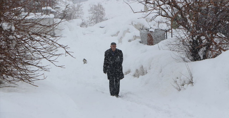Karlıova'da Yoğun Kar Yağışı 25 Köy Yolunu Kapattı