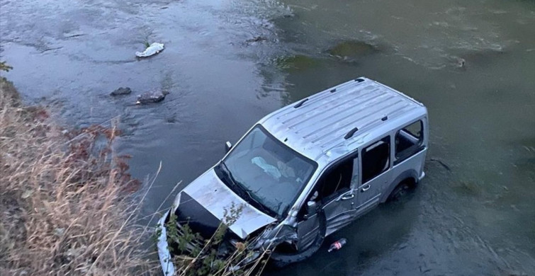 Kars Çayı'na Düşen Araçtaki Sürücü Kurtarıldı