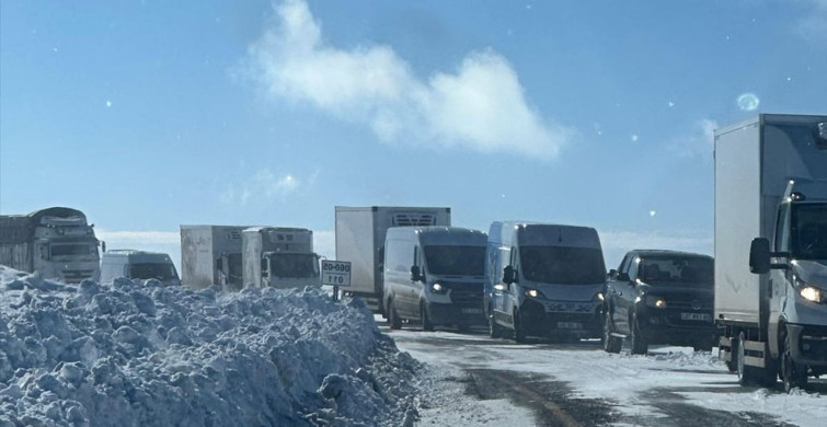 Kars-Göle Kara Yolunda Mahsur Kalan Araçlar Kurtarıldı