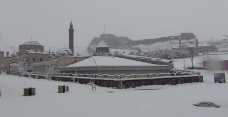 Kars Nisan Ayında Beyazlara Büründü