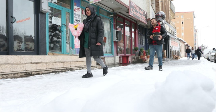 Kars ve Ardahan'da Çiçekçiler Sevgililer Günü İçin Çetin Kışa Rağmen Çalışıyor