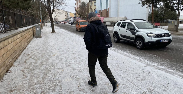 Kars ve Ardahan'da Kar ile Soğuk Hava Etkisini Sürdürüyor
