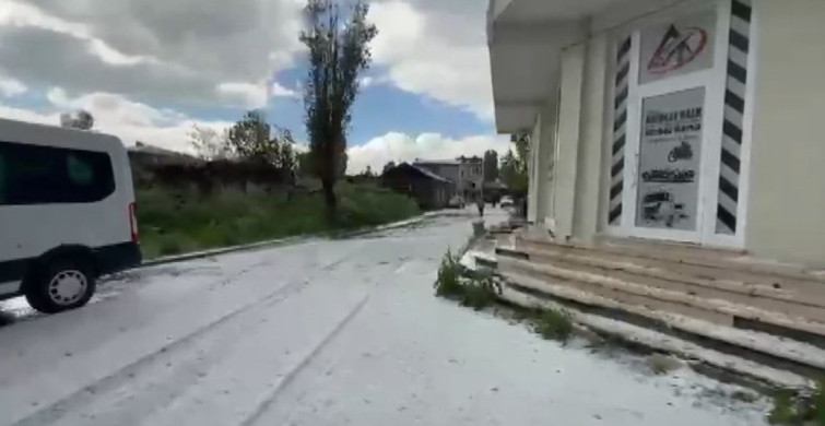 Kars'ın Arpaçay ilçesinde dolu yağışı, vatandaşları kar temizler gibi çalışmaya zorladı