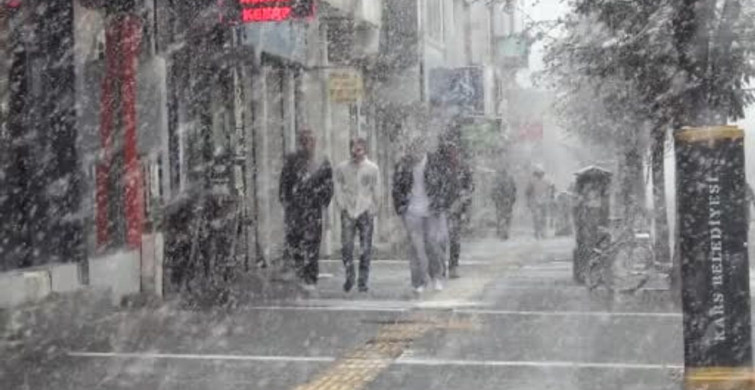 Kars'ta Aniden Bastıran Kar Yağışı Şehirde Hayatı Olumsuz Etkiledi