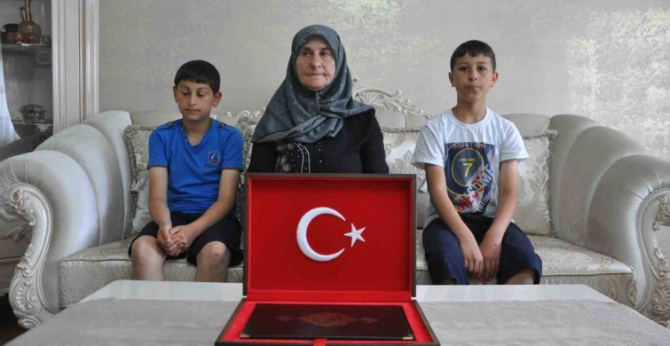 Kars’ta bayrak sevgisi: Aynı aileden iki kuşak valilik önünde Türk bayrağını öptü