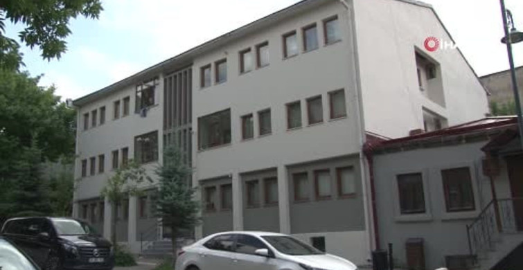 Kars'ta bayrak sevgisi: İki kuşak, 7 yıl arayla Türk bayrağını öptü