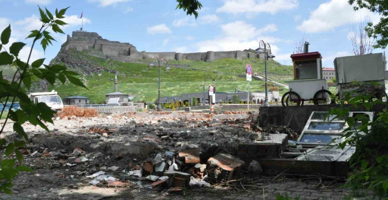Kars’ta belediyeye ait bahçe, inşaat kalıntılarıyla tarihi bölgeyi olumsuz etkiliyor