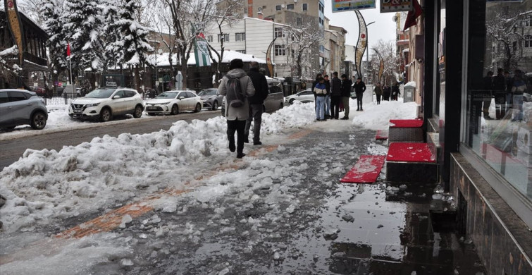Kars'ta Buz Sarkıtı Kazası: 9 Yaşındaki Kız Yaralandı