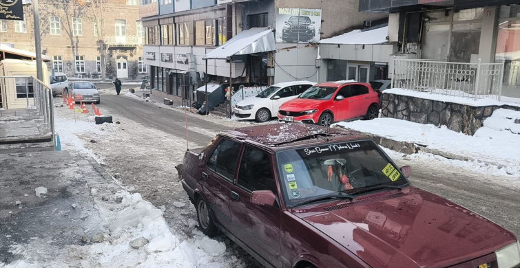 Kars'ta Buz Sarkıtı Kazası: Sürücü Yaralandı