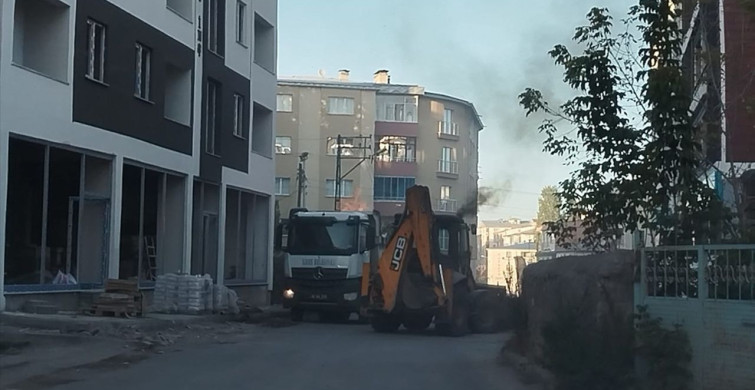 Kars'ta Çöp Kamyonunda Yangın, Kepçe Operatörü Müdahale Etti