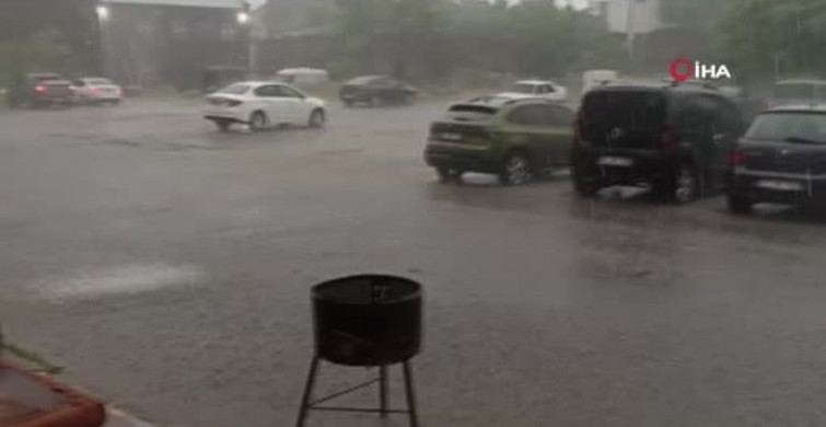 Kars’ta fırtına çatıları uçurdu, ağacı kökünden söktü