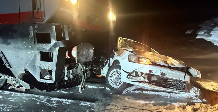 Kars'ta Hemzemin Geçitte Trenin Otomobile Çarpması
