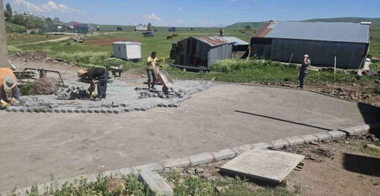 Kars’ta iki köy modern yollara kavuşuyor: Kilit parke çalışmaları başladı