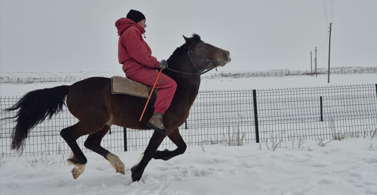 Kars'ta Kadın Binici Melisa Albug ve Torun'un Yarış Hazırlıkları