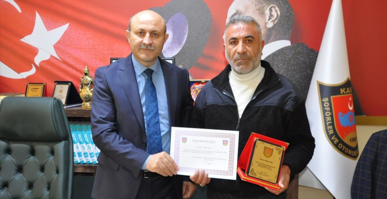 Kars'ta Kahraman Şoföre Teşekkür Plaketi Verildi Kars'ta Kahraman Şoföre Teşekkür Plaketi Verildi