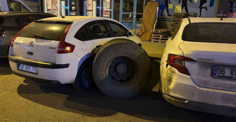 Kars'ta Kamyon Tekerinin Kopmasıyla Park Halindeki Araçlar Zarar Gördü