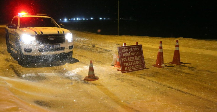Kars'ta Kar ve Tipi Nedeniyle Bazı Yollar Kapatıldı