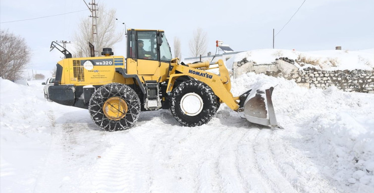 Kars'ta Karla Mücadele: Ekipler 3-4 Metreyi Aşan Karda Çalışıyor