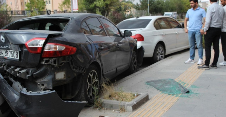 Kars'ta Kontrolden Çıkan Araç Park Halindeki Araçlara Çarptı