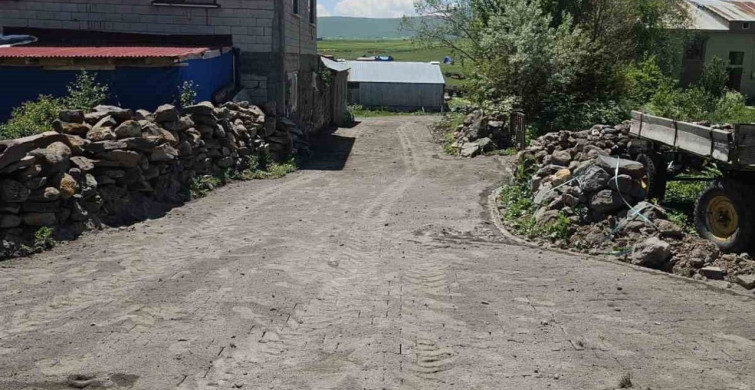 Kars’ta köylerde kilit parke taşı yol çalışmaları başladı