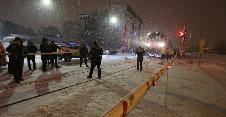 Kars'ta Lokomotifin Çarptığı Genç Ağır Yaralandı