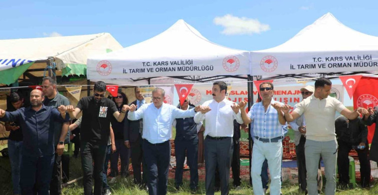 Kars’ta mera ıslahı projesi kapsamında gübre ve korunga tohumu desteği
