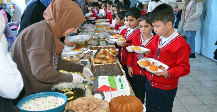 Kars'ta Öğrenci Annelerinden Filistin'e Destek Kermesi