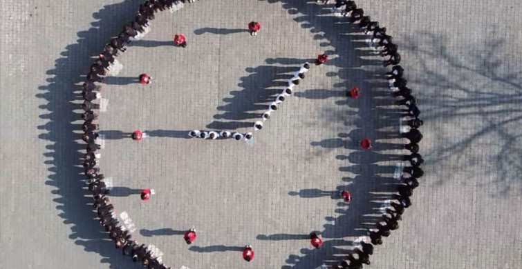 Kars'ta Öğrencilerden Atatürk'e Anma Koreografisi