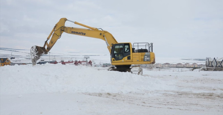 Kars'ta Şehit Heykellerinin Yapımında Kar Taşınıyor