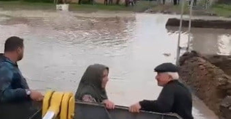 Kars’ta selin ortasında mahsur kalan yaşlı çift kurtarıldı