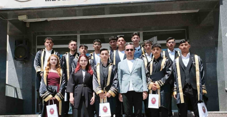 Kars’ta veteriner sağlık teknisyenleri mezuniyet sevinci yaşadı