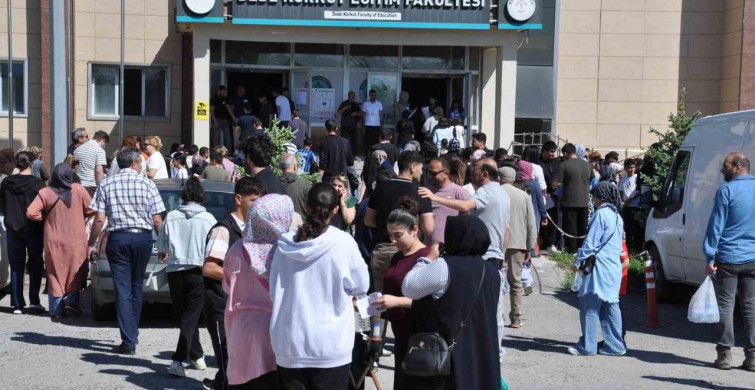 Kars'ta yks heyecanı: binlerce aday üniversite hayali için sınav merkezlerine akın etti