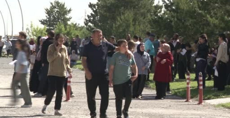 Kars'ta yks heyecanı: Binlerce aday üniversite hayali için sınav merkezlerine akın etti