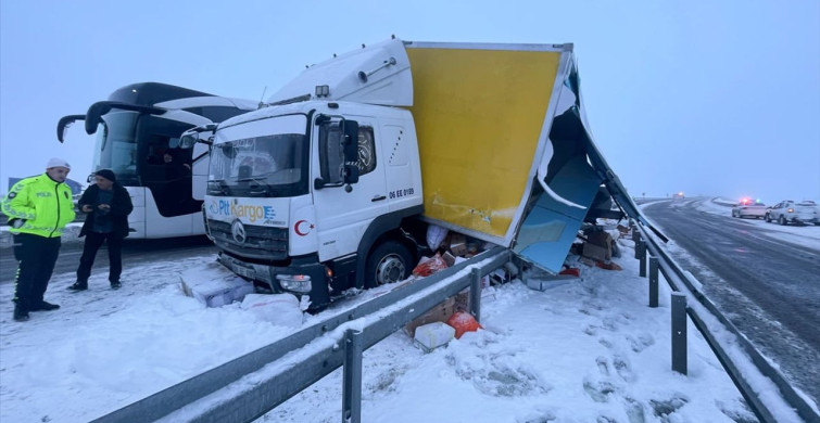 Kars'ta Yolcu Otobüsü Kamyona Çarptı: 9 Yaralı