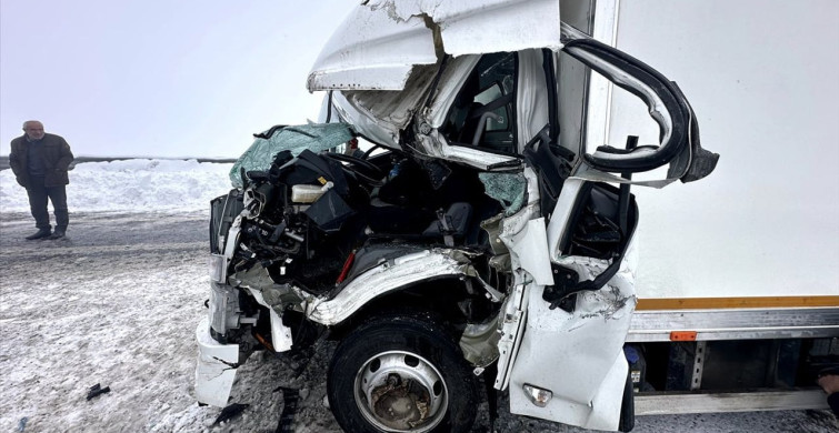 Kars'ta Zincirleme Trafik Kazası: 5 Araç Hasar Gördü