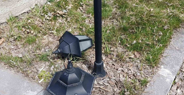 Kars'taki Valilik Parkı'nda Aydınlatma Lambaları Kırıldı