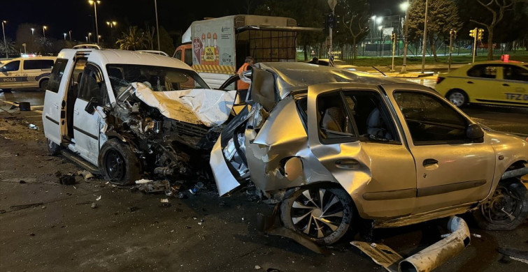 Kartal'da Hafif Ticari Araç Park Halindeki Otomobile Çarptı